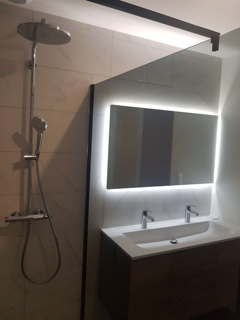 Salle de bain avec miroir éclairé