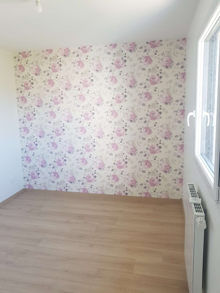Chambre avec papier peint fleuri vintage